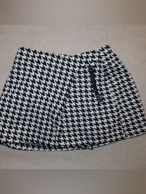 Zara 
Girls skort
Size 7